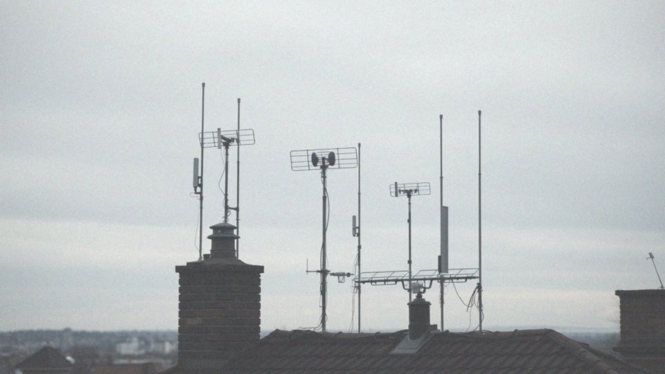 Czym jest MUX-4 w kontekście zakodowanych kanałów?