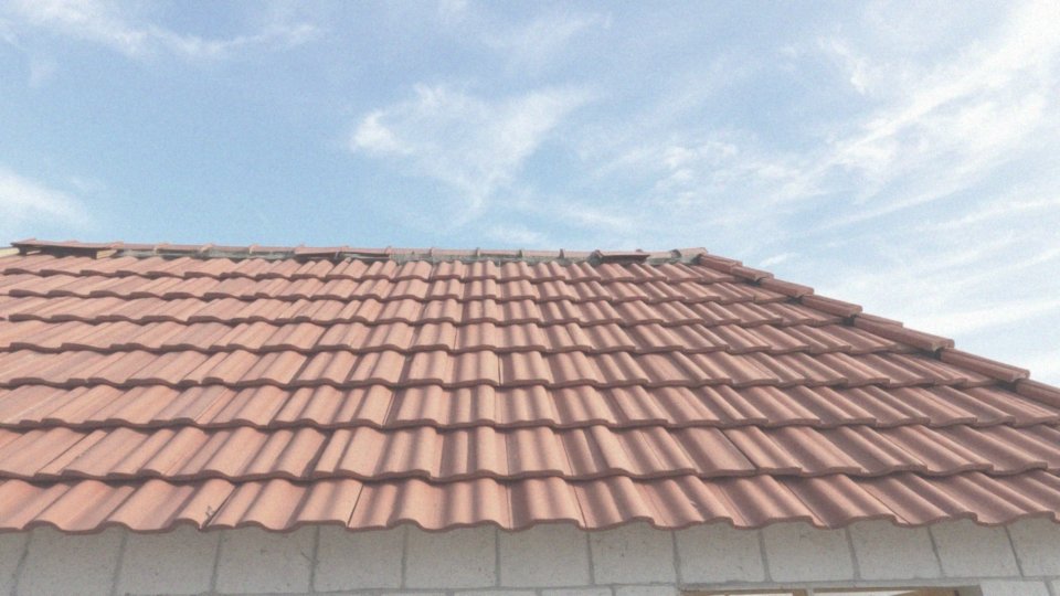 Jak dachówki ceramiczne mogą pomóc w oszczędnościach?