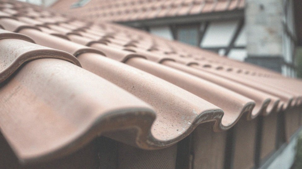 Jak zapewnić szczelność dachówki ceramicznej?